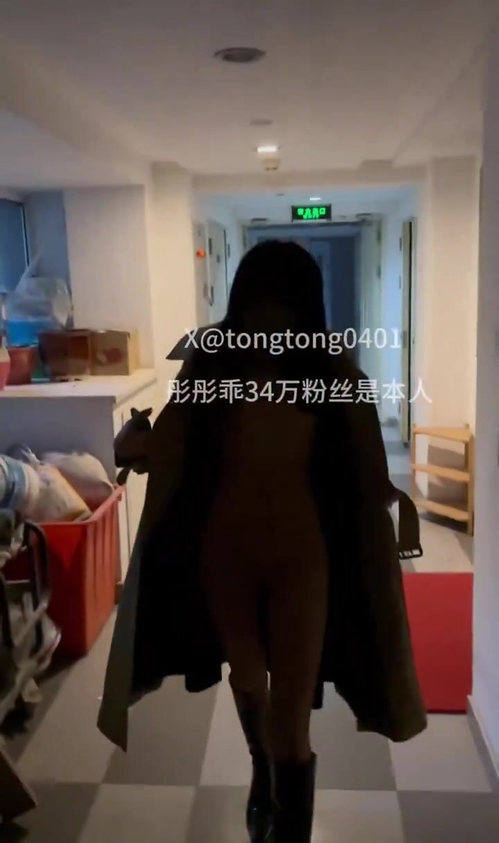 Em teen loli này đích thị là 1 dâm nữ,khỏa thân đi dạo còn dám móc public